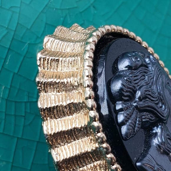 Sarah Coventry black & gold cameo brooch pin - Picture 5 of 7